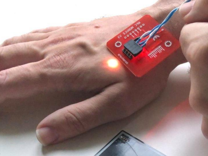 Pay the bill with the help of hand chip of hand chip Pay the bill with the help of hand chip