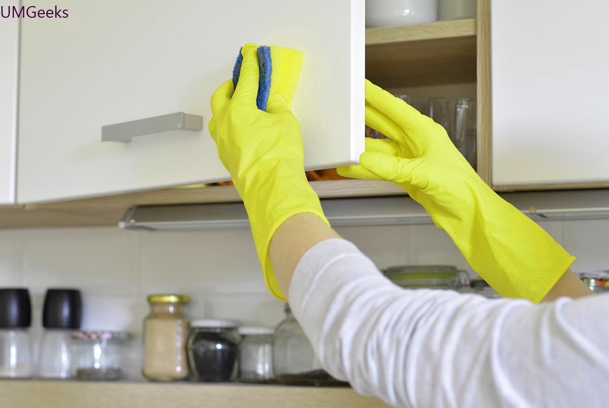 How to clean kitchen cabinets ?