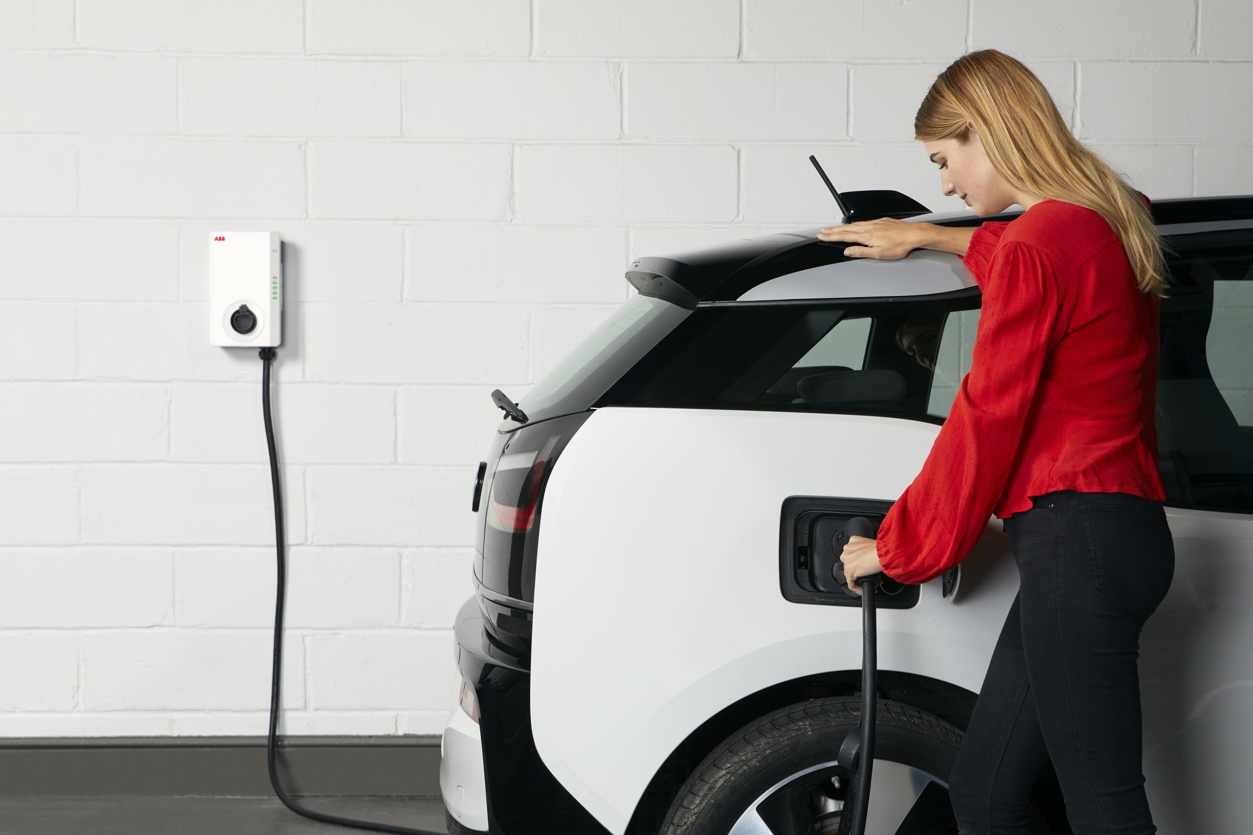 Popular Electric Vehicle Models with Smart Home Integration